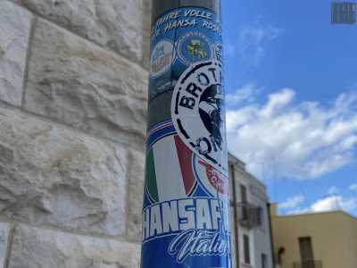 Una tendenza cominciata subito dopo il Covid che non ha risparmiato nemmeno Bari. Sulla Muraglia ad esempio scorgiamo un palo ricoperto da tanti stickers celesti: sono quelli dell�Hansa Rostock, squadra tedesca di terza serie dell�omonima cittadina affacciata sul mar Baltico